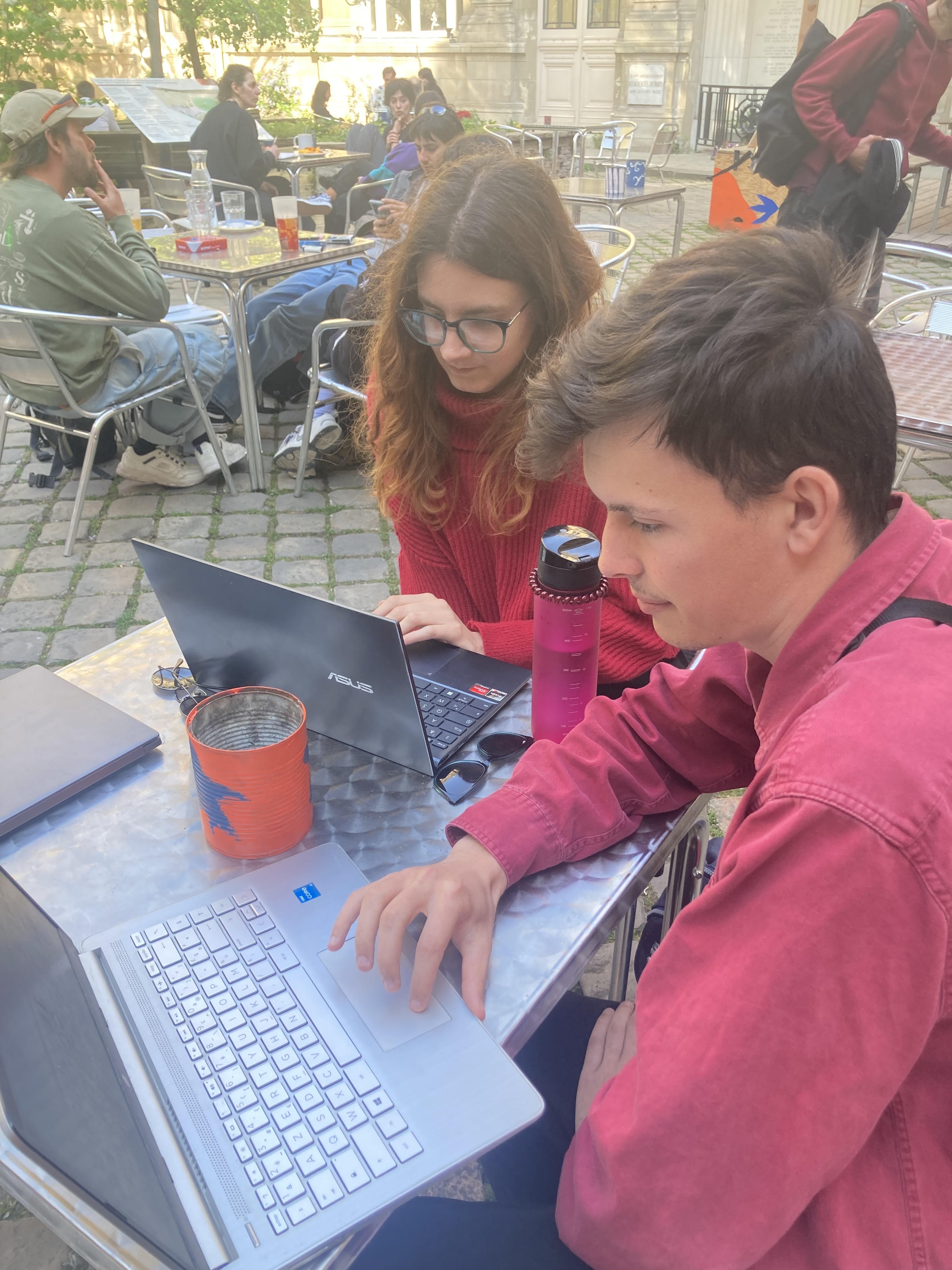 Max et Léane travaillant